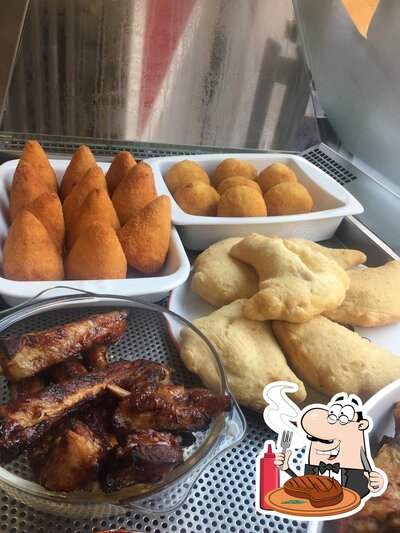Piatti di carne vengono serviti alla pizzeria Piglie e Fuje
