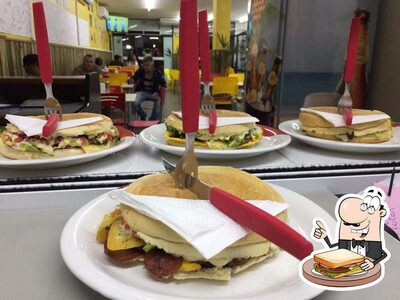 Coma um sanduíche no Baiúca Lanches