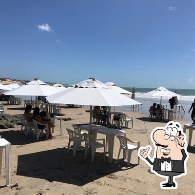 Sente em uma das mesas no Restaurante Barramares