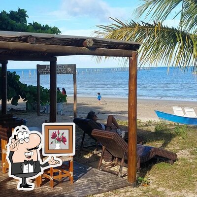 Sente em uma das mesas no Barraca Maricota