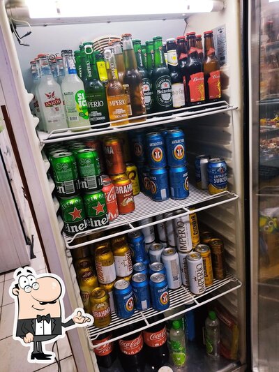 Sente em uma das mesas no Bar e lanchonete do Patrão