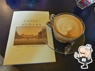 Goditi qualcosa da bere al caffè bar Caffè madama