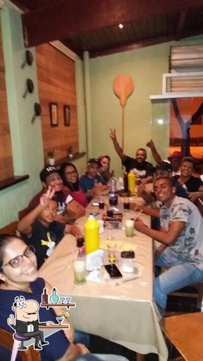 Sente em uma das mesas no Gordinho Pizzaria