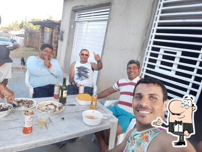 Sente em uma das mesas no Sueli Lanches