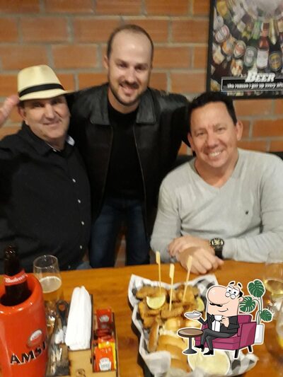 Sente em uma das mesas no Restaurante Garras