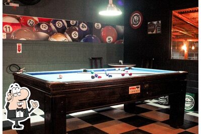 Sente em uma das mesas no Happy Hour
