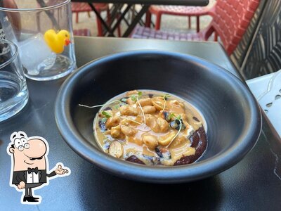 Installez-vous à l'une des tables de LEK Restaurant