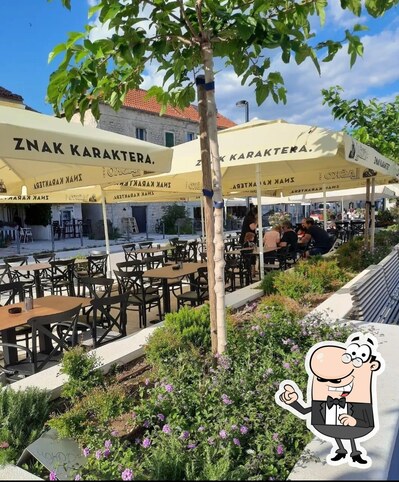 Installez-vous à l'une des tables de Bistro Riva K