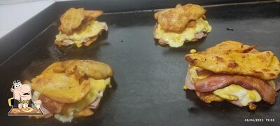 Platos en Raro's Burgers