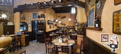 Gli interni di Enoteca Taverna U.v.a Club