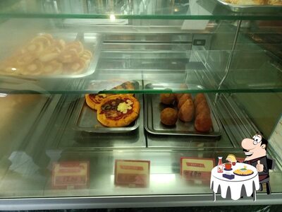 Bar del Corso di Salvatore Ragusa Pasticceria Rosticceria Gelateria offre un'ampia quantità di opzioni per gli amanti dell'hamburger