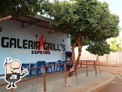 Sente em uma das mesas no Galeria grills espetos