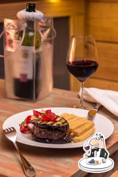É agradável desfrutar uma taça de vinho no Vinobar Pousada e Restaurante