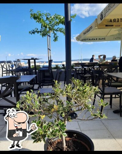 Installez-vous à l'une des tables de Bistro Riva K