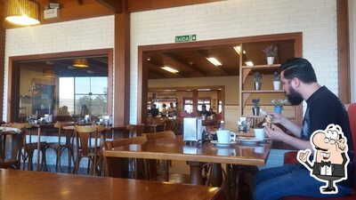 Sente em uma das mesas no Café Tainhas