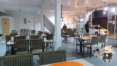 Sente em uma das mesas no Pizzaria Grand Sabor