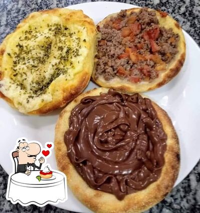 Sr. Pastel Mirassol SP serve uma escolha de pratos doces