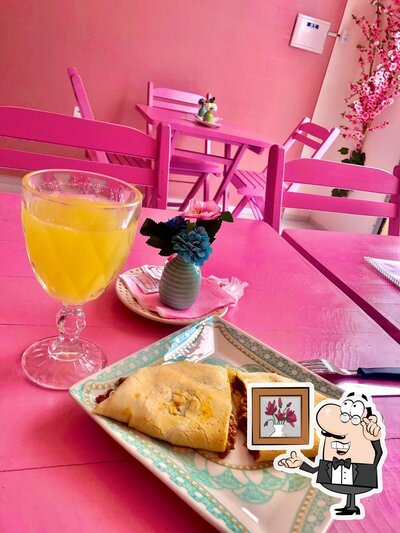 Sente em uma das mesas no Miss coffee cafeteria e tapiocaria