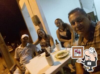 Sente em uma das mesas no Bar do Zé Costa