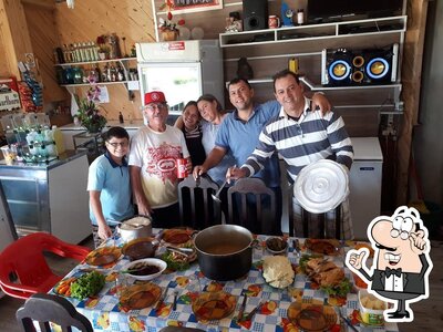 Sente em uma das mesas no Pastel Tuia