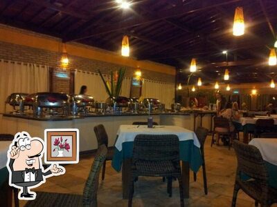 Sente em uma das mesas no Restaurante Buffet Corais