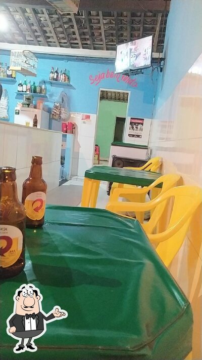 Sente em uma das mesas no Any Bar