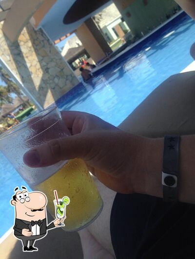 Desfrute de um drinque no Bar Molhado