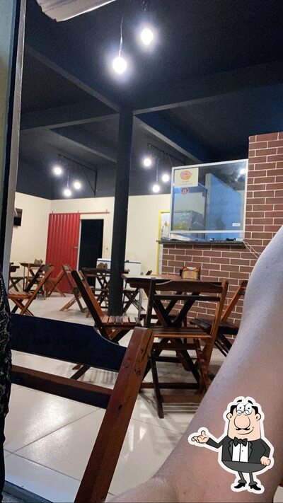 Sente em uma das mesas no Avellar Pizzas