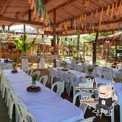 Sente em uma das mesas no Restaurante Rural casa de Taipa Tambaba