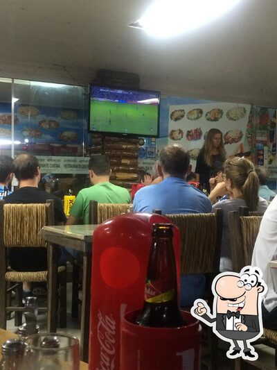 Sente em uma das mesas no Restaurante Central
