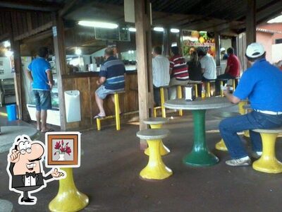 Sente em uma das mesas no Parada Do Suco
