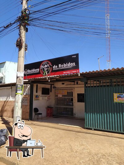 Sente em uma das mesas no Distribuidora Brothers' Bar