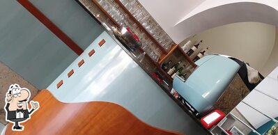 Siediti a un tavolo di Bar Lux
