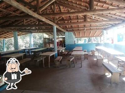 Sente em uma das mesas no Recanto 3 irmãs