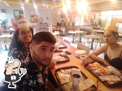 Sente em uma das mesas no Burger King