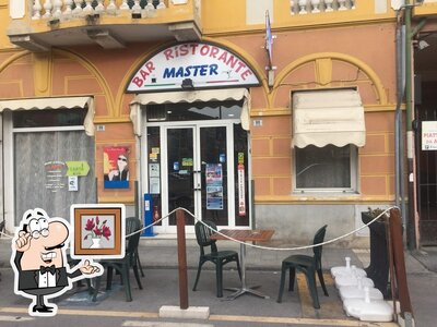 Siediti a un tavolo di Bar Ristorante Master srl