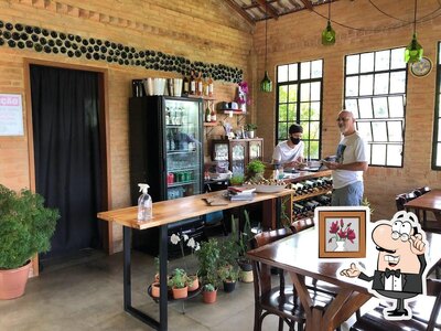 Sente em uma das mesas no Dom José Restaurante
