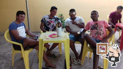 Sente em uma das mesas no Safary Bar