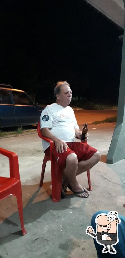Você pode espairecer no na área externa do Adega do Rei