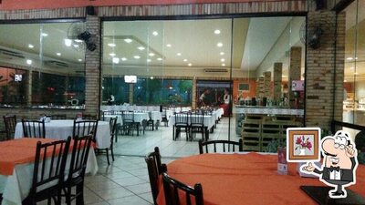 Sente em uma das mesas no Churrascaria Encantado