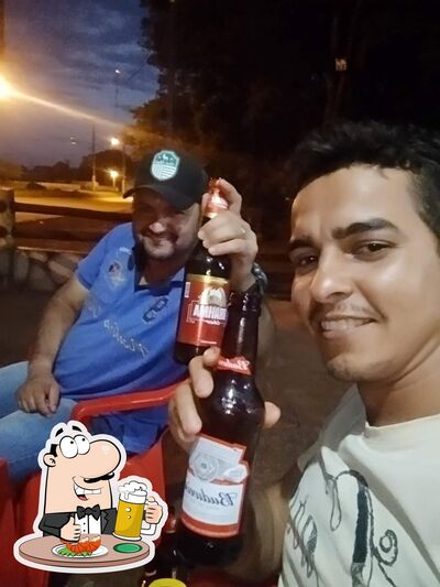Desfute um copo de cerveja leve ou escura