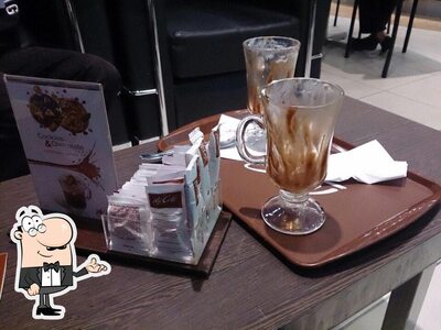 Sente em uma das mesas no McCafé