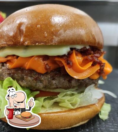 Experimente um dos hambúrgueres disponíveis no Big Burguer