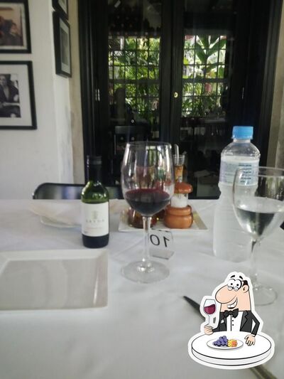 Desfrute uma taça de vinho no Pippo