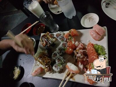 Sente em uma das mesas no ALEX SUSHI BAR-PETISCARIA