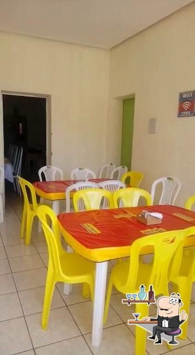 Sente em uma das mesas no Restaurante PRESTIGIO
