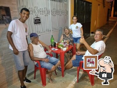 Sente em uma das mesas no Steve Pizza Delivery