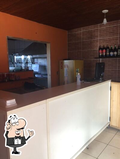 Sente em uma das mesas no Snack Bar Lanches