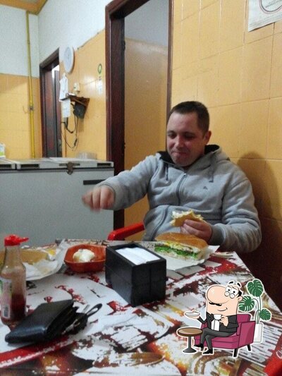 Sente em uma das mesas no BRITO LANCHES