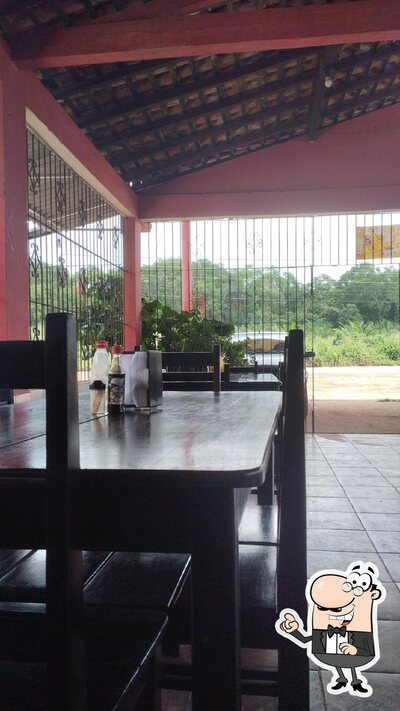 Sente em uma das mesas no Churrascaria Sabor Caseiro